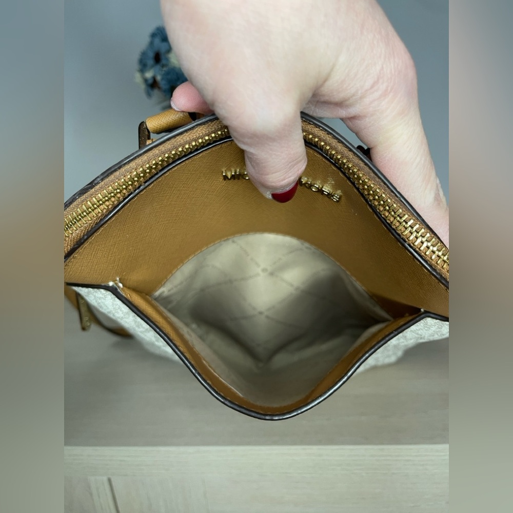 Backpack - Picture 3 of 5